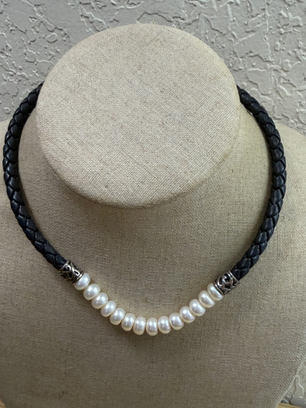Fashion Jewelry Black Braided Leather Necklace with White Pearls